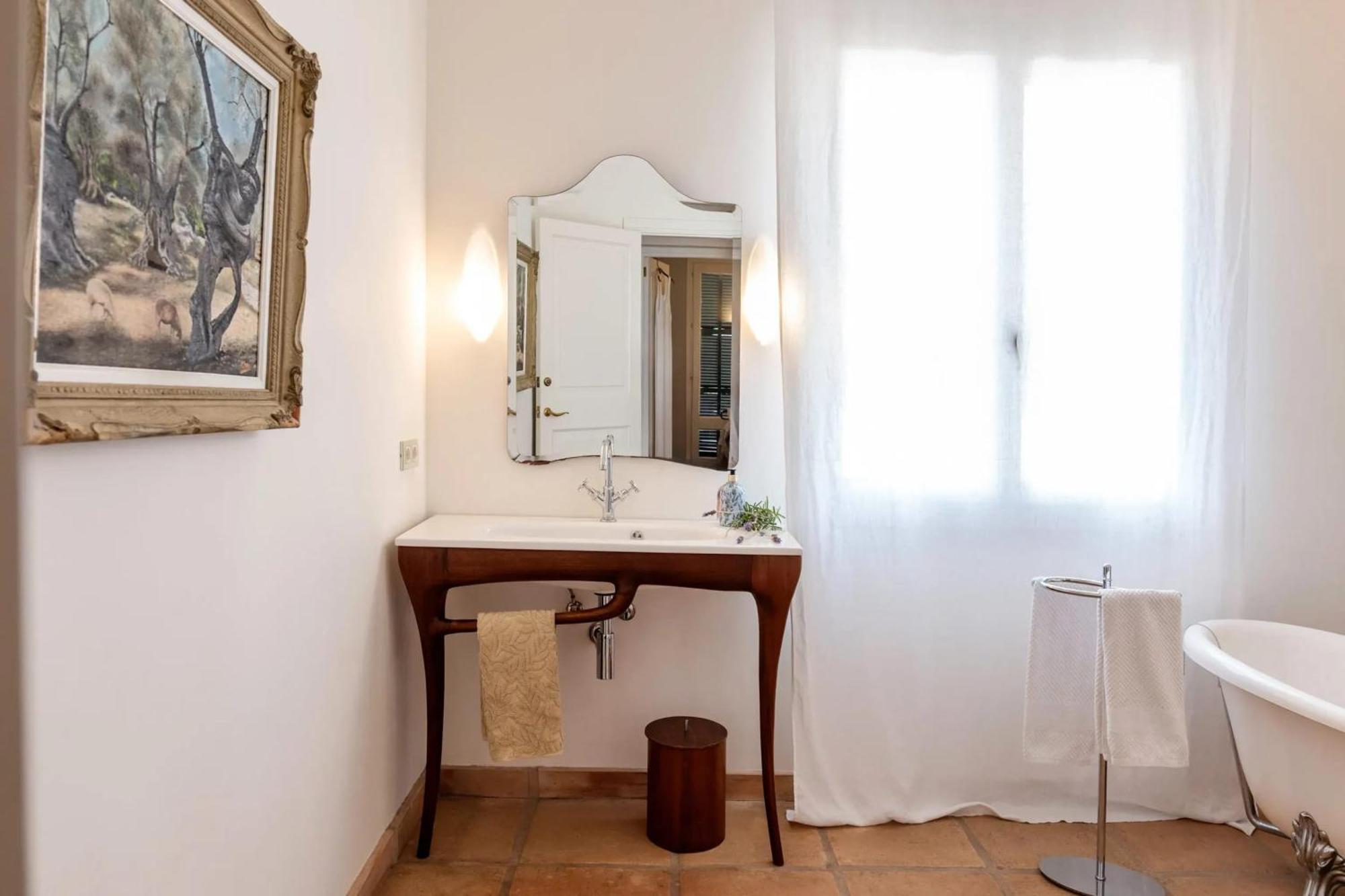 Spacious With Pool And Sea View In