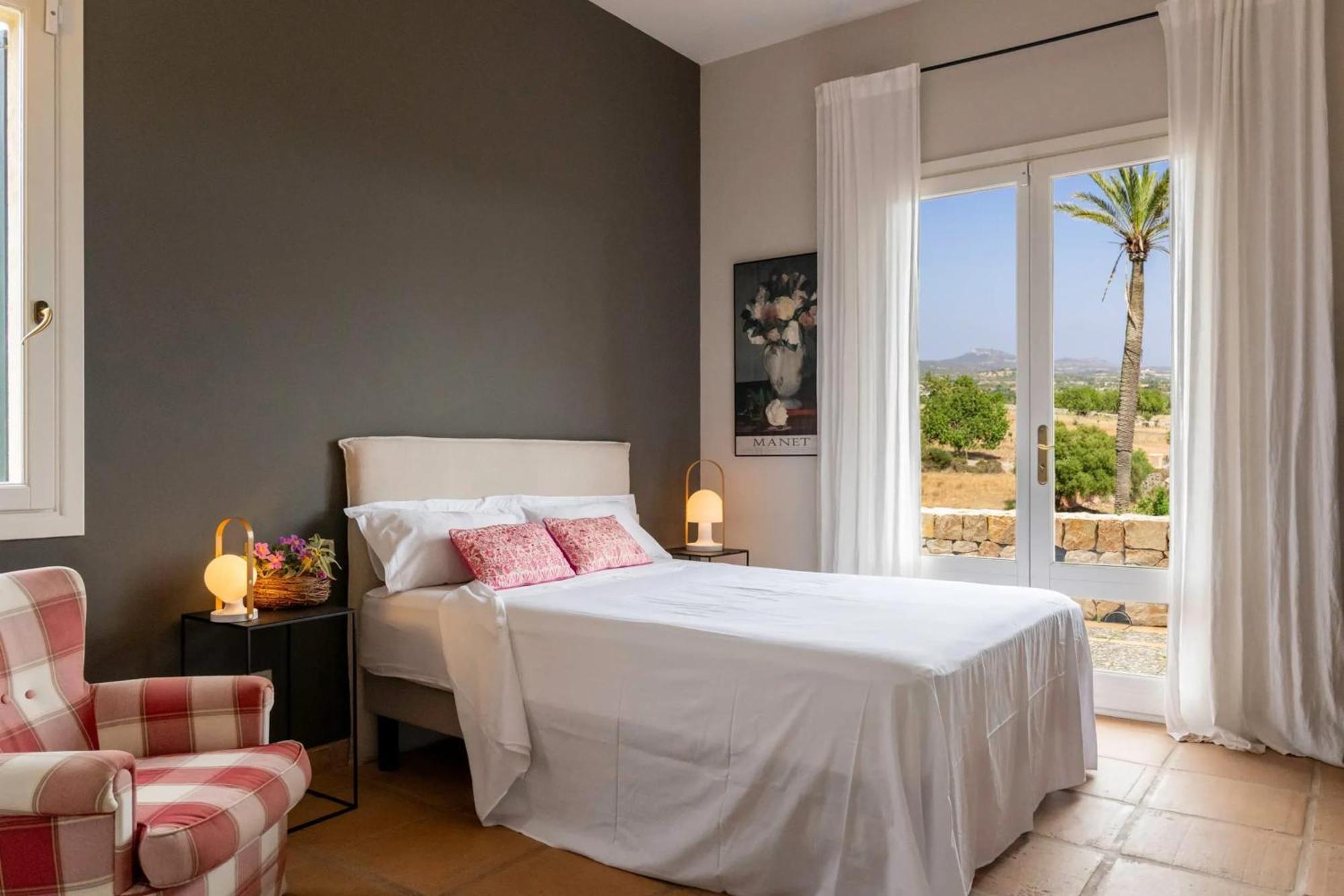 Villa Spacious With Pool And Sea View In *