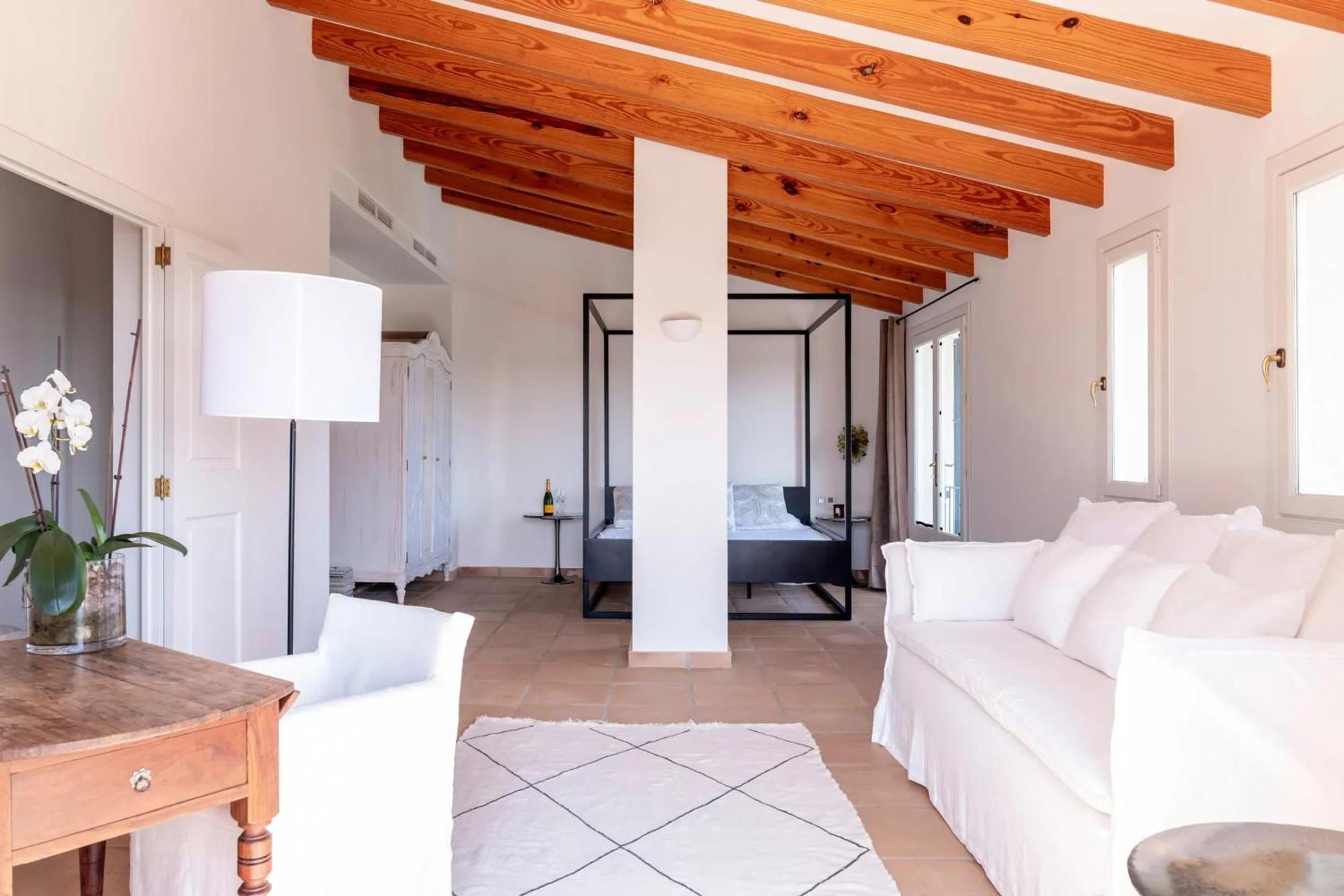 Spacious With Pool And Sea View In *